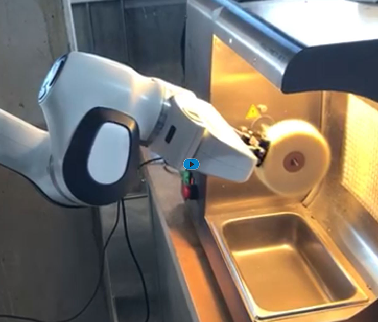 The Franka Emika robot polishes a small workpiece